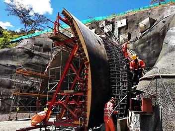 Encofrado para hastiales de túnel VARIOKIT. 