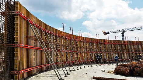 El encofrado VARIO VT-20 se ajusta de manera exacta a la geometría de los clarificadores, permitiendo el paso de acero de refuerzo para posteriormente realizar la canaleta.