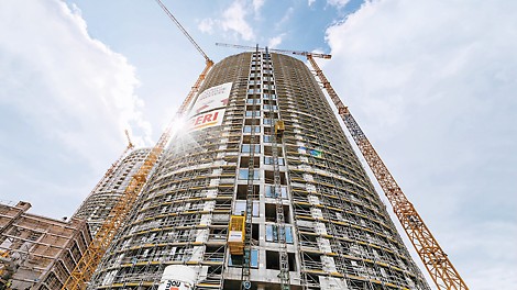 Depending on the area of use and user group, accesses must fulfill different requirements with regard to geometry and loads. Our PERI UP Scaffolding Kit with its wide range of configuration options aims at ensuring safe access options for site personnel. Collaborative and well-thought-out planning often results in unexpected time savings.<br/>Photo: Penta Real Estate