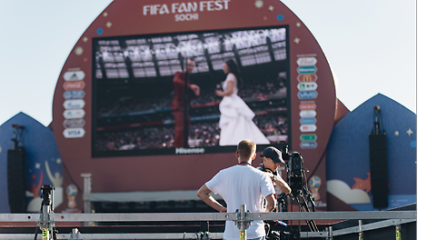 Гибкость и универсальный шаг системы лесов PERI UP Flex позволяют сооружать конструкции различной формы с неизменной несущей способностью. Это особенно важно при интегрировании мультимедийного оборудования в конструкцию сцены. Чтобы создать ровную лицевую поверхность экран может сверху подвешиваться за стандартные элементы лесов, снизу - опираться на консольную часть.<br/><br/>