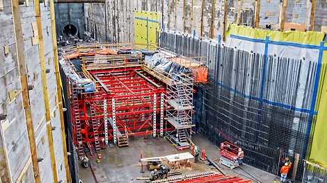 The formwork carriage for the bottom section was designed as a two-piece construction so that the top half of the carriage could also be used for the other two upper levels – without time-consuming and expensive assembly work.