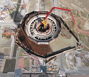Com a ajuda do sistema de auto escalável PERI ACS-P, a forma para o núcleo circular do prédio e para a lança de colocação de concreto foi simultaneamente movida hidraulicamente de um andar para o outro.