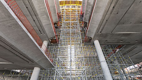 Spodná konštrukcia z PERI UP Rosett Flex sa vďaka metrickému základnému modulu optimálne prispôsobila plochám v rôznych výškach.