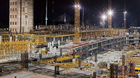 A fim de cumprir o cronograma apertado de construção, o trabalho continuou dia e noite com grande dedicação por parte do pessoal do local e quantidades impressionantes de materiais.