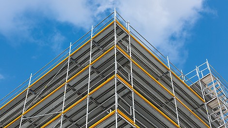 Modular aufgebautes PERI UP Gerüstsystem um ein Gebäude