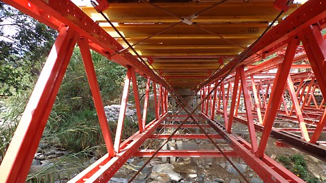 La longitud y capacidad de carga de las celosías VARIOKIT se modifica fácilmente, tan solo es necesario cambiar algunas correas o diagonales. 