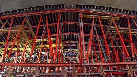 Опалубочные блоки соединялись между собой угловыми специальными вставками для придания жесткости всей конструкции. При перемещении опалубки вставки демонтировались и конструкция перетягивалась лебедками на следующую захватку.