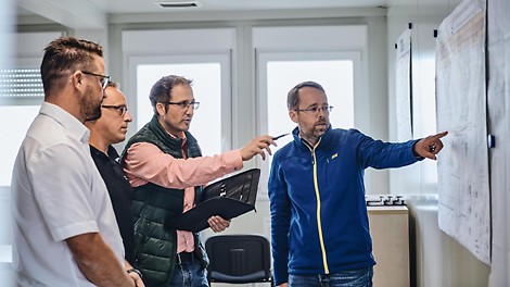 Preisschwankungen und -steigerungen bei Baumaterialien, insbesondere bei Stahl, treiben die Projektkosten in die Höhe. Bei öffentlichen Ausschreibungen zählt häufig allein das günstigste Angebot, was den Wettbewerb verschärft und erheblichen Kostendruck auf die bauausführenden Unternehmen ausübt.