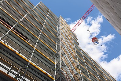 Die Treppe in 67 cm Breite passt sich nahtlos an das PERI UP Fassadengerüst an.<br/>