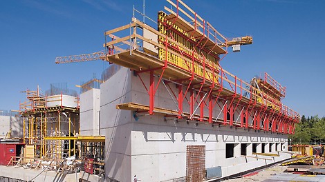 Os pontos de suspensão para as plataformas de trabalho do KG 180 foram integrados nos pontos de amarração. Outras características desagradáveis na superfície acabada de concreto foram evitadas.