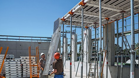 The slab panels are slipped into the head from a safe position on the installation surface below and pivoted upwards. This reduces the amount of work and level of effort required significantly, thus ensuring a high level of efficiency throughout the forming process. With the shuttering aid you can safely form room heights of at least 3.80 m.