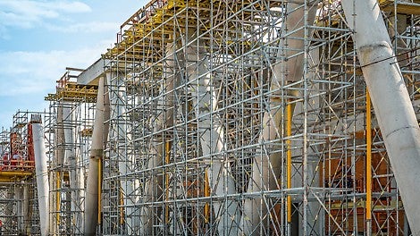 The V-shaped columns feature 60-degree inclinations and are connected at the heads by means of a reinforced concrete beam.