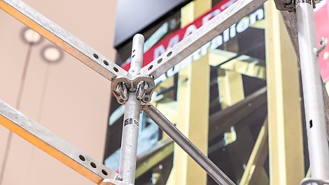 The EVOTOP series consists of five new components that facilitate greater heights and higher loads: three verticals and two ledgers for various requirements with an optimised scaffold node. As such, they combine the versatility of modular scaffolds with the high assembly speed required in facade scaffold construction – even in the case of demanding load and width classes.