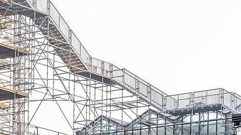 Onderdeel van de bijzondere trappenconstructie is de hoek van 90 graden, waarbij de trap om het gebouw loopt.