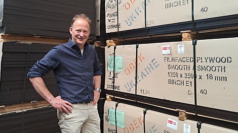 Arno de Jonge Staat bij het PERI plaatmateriaal in de opslag.