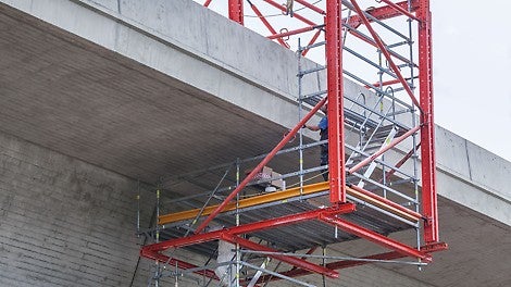 Durch baustellengerechte Systemkombinationen des VARIOKIT Ingenieurbaukastens mit dem PERI UP Flex Modulgerüstsystem sind flexible und projektspezifisch optimierte Baustellenlösungen möglich.