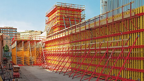For constructing the straight wall sections in architectural concrete, using the flexible VARIO GT 24 girder wall formwork system proved to be a big advantage.