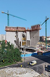 The four-storey cultural and event centre extends majestically upwards and dominates the site of the former main station.