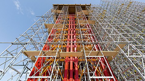 Kara yolu köprüsü T4, Paradisia-Tsakona, Greece: Çelik kemerle bağlantı noktasında buluşan çok büyük miktardaki yüklerin aktarımı için, VARIOKIT ağır yük döşeme kuleleri bir arada kullanılarak 2 adet 42 ayaklı yük kuleleri oluşturabilir.