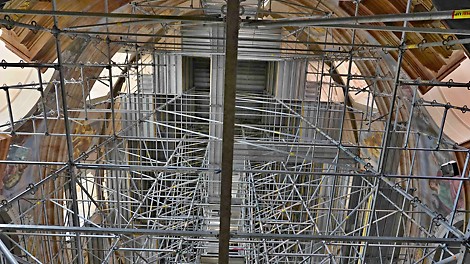 Vnitřní prostorové lešení se schodištěm a podpěrným lešením s přístupy k obvodovým konstrukcím a malbám.