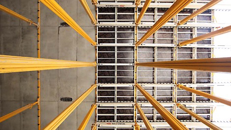 Der SKYDECK Aufbau mit leichten Längsträgern und Paneelen sorgt für eine systematische Montagefolge und schafft Freiraum unter der Schalung.