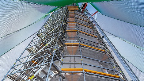 Mit Horizontalriegeln des PERI UP Flex Modulgerüstsystems wird die Turmspitze zwischen 192 m und 243 m Höhe kreisrund und kraftschlüssig eingerüstet. Auch die Geländerausbildung erfolgt somit ohne aufwändige Rohr-Kupplungsarbeiten.