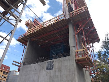 Núcleos encofrados con el versátil encofrado TRIO y trepados con trepa CB-240 externamente y trepa BR internamente, de la cual se descolgaba la escalera de acceso que iba aumentando su altura en la medida en que se iba realizando cada vaciado. 