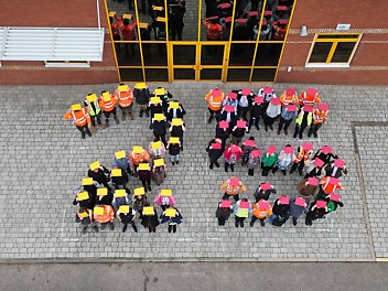 PERI employees celebrate 25 years of its Rugby HQ. PERI celebrates 25 years of Rugby headquarters