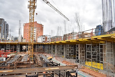 Encofrado para losas con vigas MULTIFLEX, en combinación con torres de carga ST-100