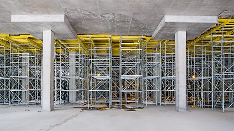 As torres de escoramento PERI UP apoiam a forma de laje de viga MULTIFLEX para construir eficientemente a laje fundida a uma altura de quase 8 m.