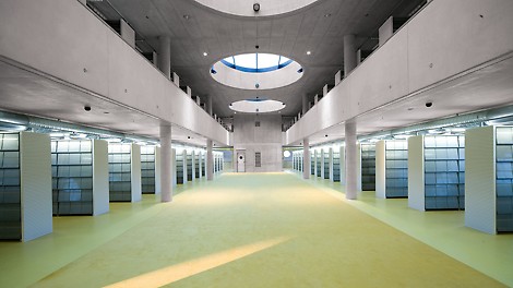 Conceptul arhitectural pentru interior caracterizat de linii clare și structură bine definită a elementelor clădirii.