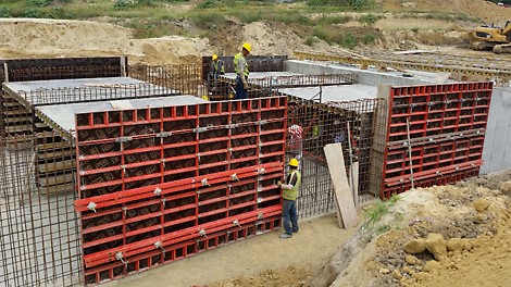 Los vaciados se realizaban de modo alternado toda vez que la trayectoria de la alcantarilla describía una curva. 