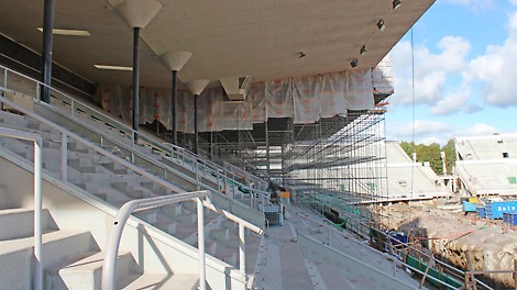 Massiivinen telinetasorakennelma pääkatsomon katoksen alla.