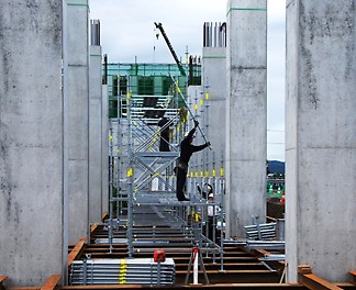北海道新幹線工事、大野新道橋りょう工事<br/>【ドイツ最新鋭型くさび式保工 PERI-UP ロゼット・STR 100】<br/>