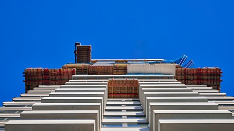 In aanbouw zijnde toren met zicht op balkons en PERI klimsysteem.