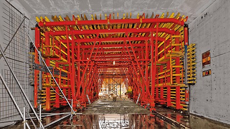 Os engenheiros da PERI desenvolveram duas carrocerias especiais customizadas que permitiram a construção das 28 seções de concretagem, cada uma com 20 m de comprimento, em ciclos regulares de seis dias.