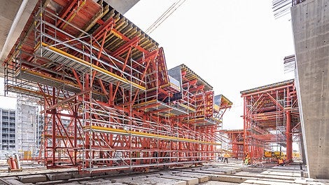 Between the V-shaped columns, the PERI solution was made up of six individual carriages that could be separated for relocation and striking.