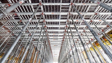 Dank der SKYDECK Paneel-Deckenschalung war es dem erfahrenen Baustellenteam möglich, trotz großer Deckenstärken und bis zu 5,40 m Geschosshöhen den engen Terminplan einhalten zu können.