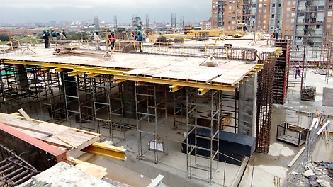 La gran versatilidad del sistema de encofrado de losa con vigas MULTIFLEX, permitió al contratista hacer uso de la tradicional camilla de madera.