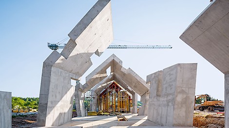 PERI engineers planned the implementation of the special architecture with a customized formwork solution. Numerous offsets and inclined surfaces characterize the complex structure as well as thick sandwich walls and slabs.