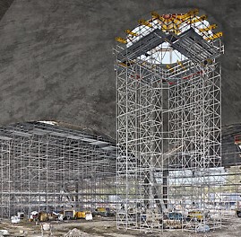 For the refurbishment of the dome, the PERI UP Rosett modular scaffold system served both as shoring as well as working scaffold.
