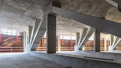 The truss frame within the second floor ensured that the conference hall below could be free of columns.