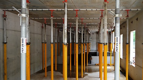 Na ontkisten van SKYDECK Paneelbekisting blijven de MULTIPROP Stempels voorzien van valkoppen achter als herstempeling