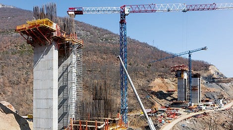 For constructing the bridge piers, TRIO Panel Formwork and VARIO GT 24 Girder Wall Formwork on horizontally positioned SB Brace Frames were used as well as a combination consisting of SCS and CB 240 Platforms.