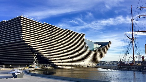 V & A Museum of Design, Dundee, Vereinigtes Königreich Inspiriert von den aus Sedimentgestein bestehenden Klippen der schottischen Ostküste ragt das V&A Museum of Design Dundee in den Meeresarm Firth of Tay.