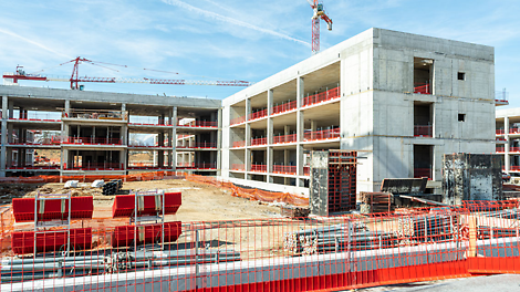 Come protezione anticaduta per bordi liberi dei solai è stata scelto il paramento PROKIT, sistema con pochi componenti, dal peso ridotto e montanti autobloccanti.