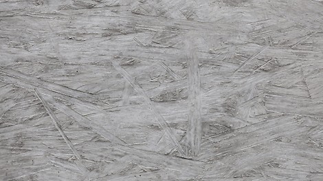 Durch die besondere Oberflächentextur der als Schalhaut verwendeten OSB Grobspanplatten wird eine markante Betonoberfläche erzielt.
