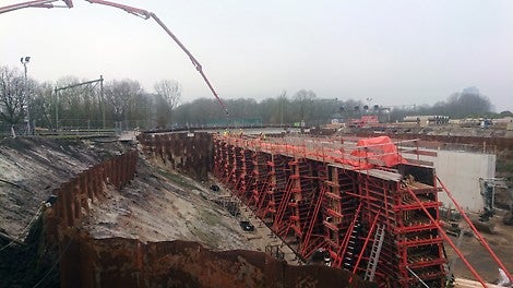 Flexibele TRIO bekisting voor de tunnelwanden. Dankzij extra hoekpanelen en kleinere bekistingsonderdelen werden de steunberen aan de achterkant van de tunnelwand in één fase gestort.