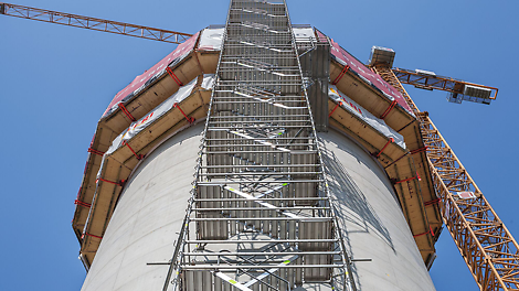 Лестницы доступа системы PERI UP Flex отличаются наличием маршей из легкосплавных материалов. Благодаря малому весу их можно перемещать даже вручную, ведь вес одного марша 10 - 30 кг. Максимальная высота одной лестничной клетки - 30 метров.