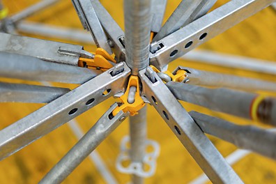 Mit 16 Anschlussmöglichkeiten im Knotenbereich bieten die neuen Bauteile eine beeindruckende Flexibilität. Daher eignet sich das PERI UP System auch optimal bei hohen Anforderungen zur Einrüstung komplexer Gebäudegeometrien und zur Abtragung hoher Lasten.